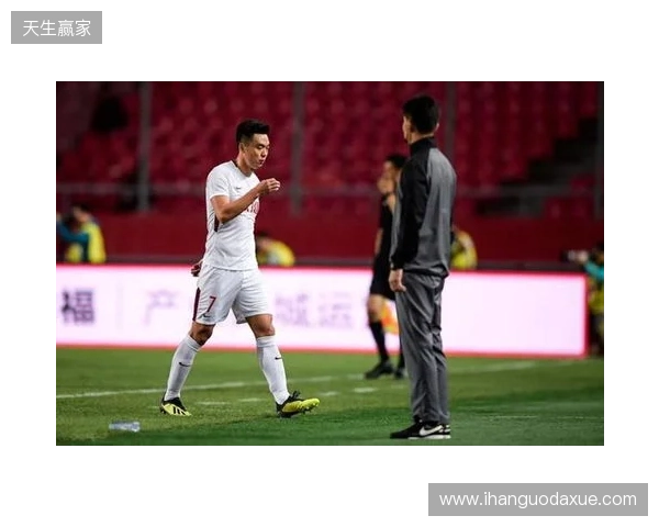 飞踹座椅染红!玉昆官方:门将教练米克尔造成恶劣影响,罚款2万